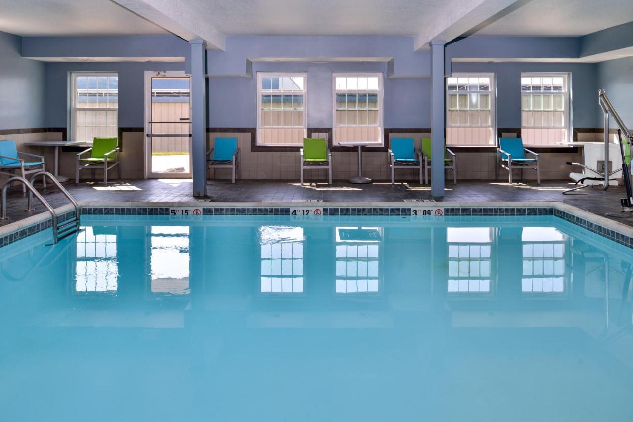 Holiday Inn Express Hotel & Suites North Kansas City By Ihg Exterior foto